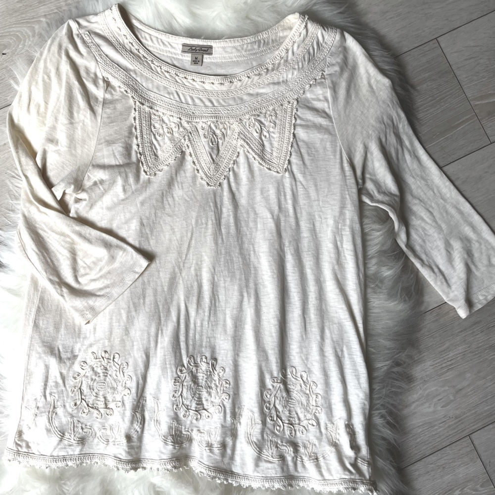 lucky brand hipster Tee! Reaches about elbow length on arms and Size M.